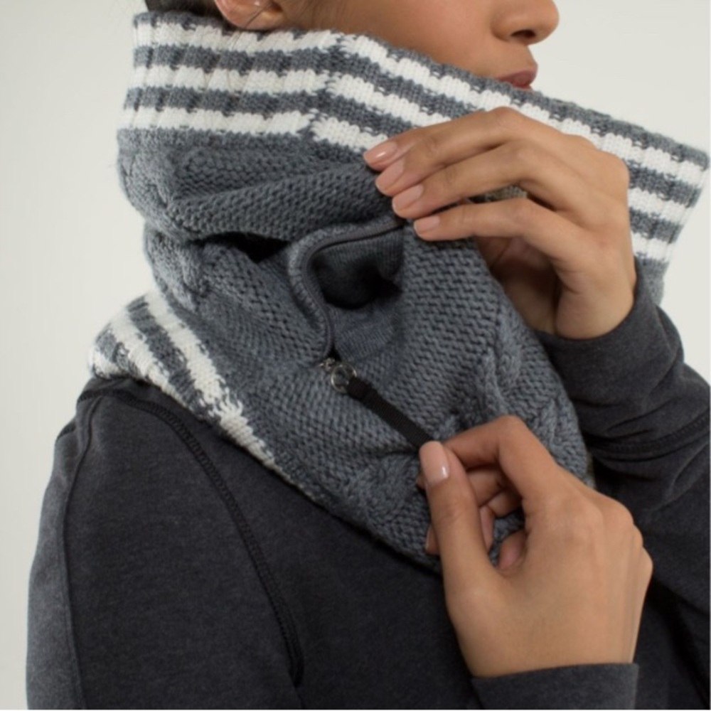 Lululemon Keepin' It Real Cozy Neck Warmer
Heathered Medium Grey / Angel Wing